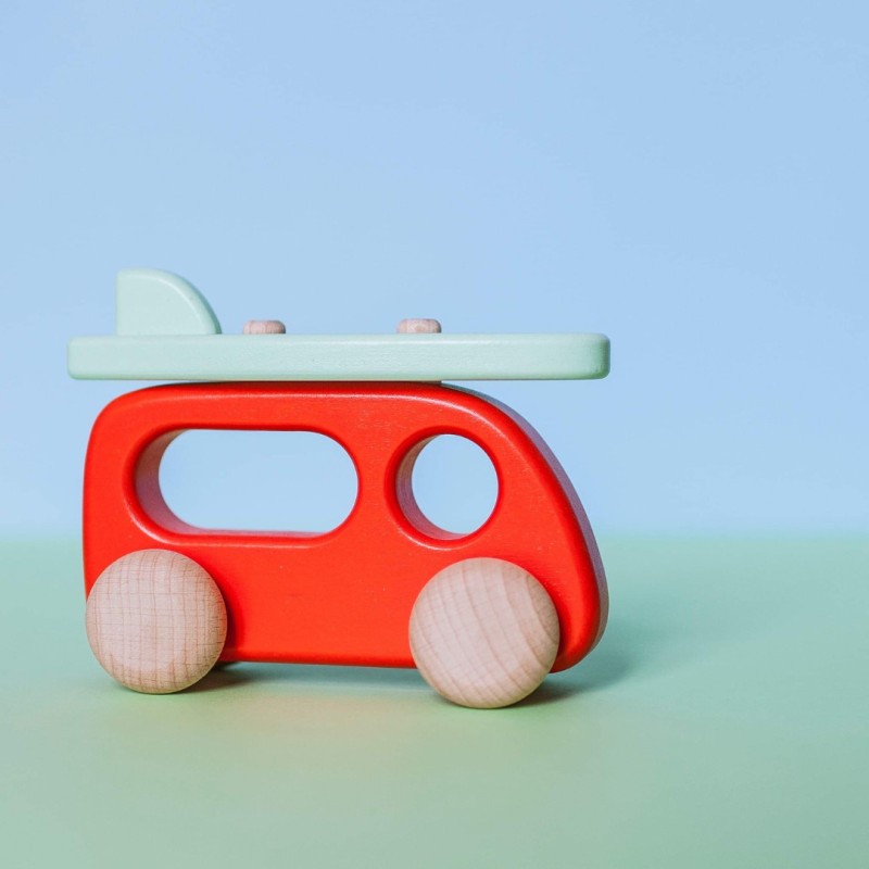 Camper avec planche de surf en bois - Bajo