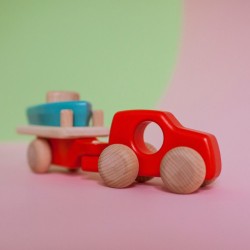 Voiture avec bateau en bois rouge turquoise - Bajo