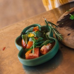 Kendall The Kale Plate & Spoon - Set de vaisselle pour enfants en bois d'hévéa - Oli&Carol
